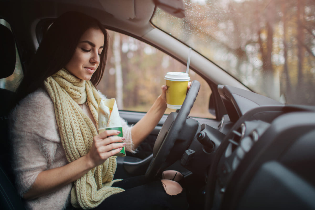 車内で飲食をする